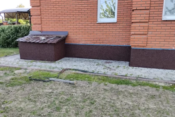 Удаление сорняков, мха и лишайника с отмостки и цоколя