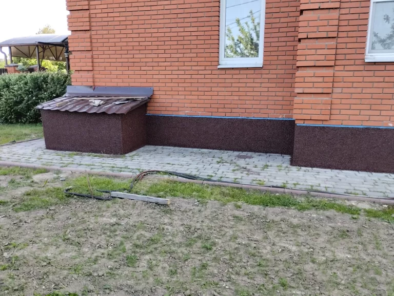 Удаление сорняков, мха и лишайника с отмостки и цоколя